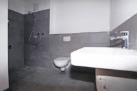 modernes Bad mit bodengleicher Dusche