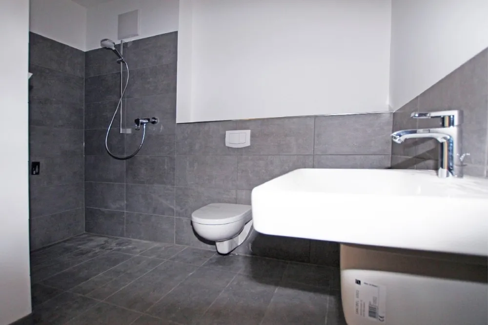 modernes Bad mit bodengleicher Dusche