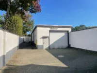 Hofbereich mit Blick auf die Halle