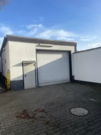 Halle mit Rolltor und Tür