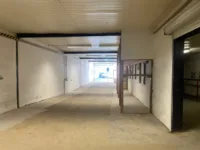 Halle mit Blick in den Hofbereich