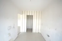 Küche mit Blick in den Abstellraum