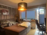 Schlafzimmer mit Zugang zum Balkon
