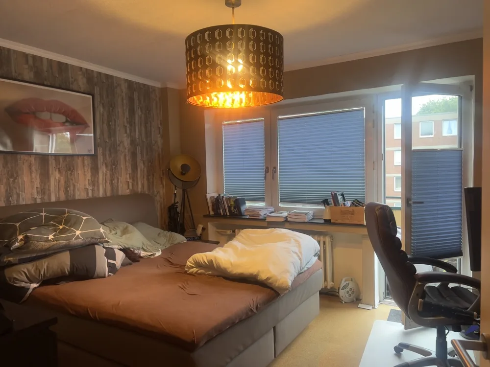 Schlafzimmer mit Zugang zum Balkon