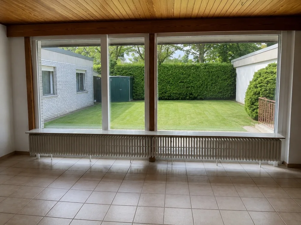 Wohnzimmer mit Ausblick in den Garten