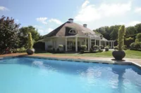 Gartenansicht mit Pool