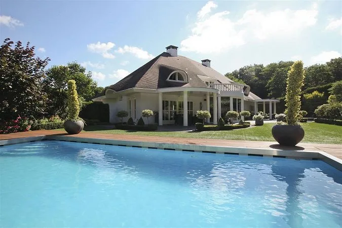 Gartenansicht mit Pool