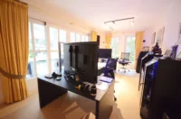 Büro mit Panoramaverglasung und Zugang zur Terrasse und Garten