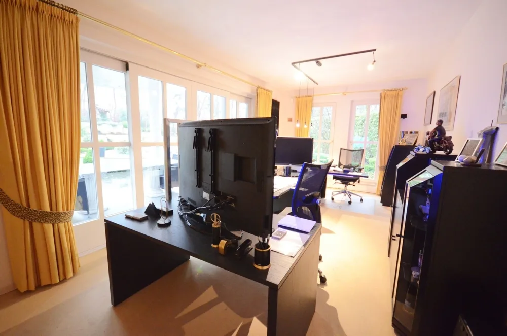 Büro mit Panoramaverglasung und Zugang zur Terrasse und Garten