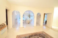 Foyer mit Blick zum Wintergarten und handgefertigten Glastüren