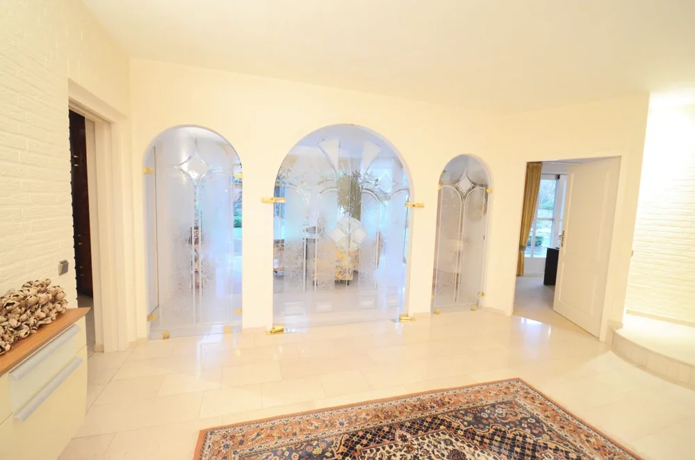 Foyer mit Blick zum Wintergarten und handgefertigten Glastüren