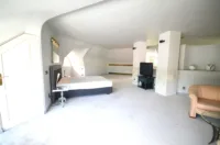 Schlafzimmer mit Balkon und Ankleide