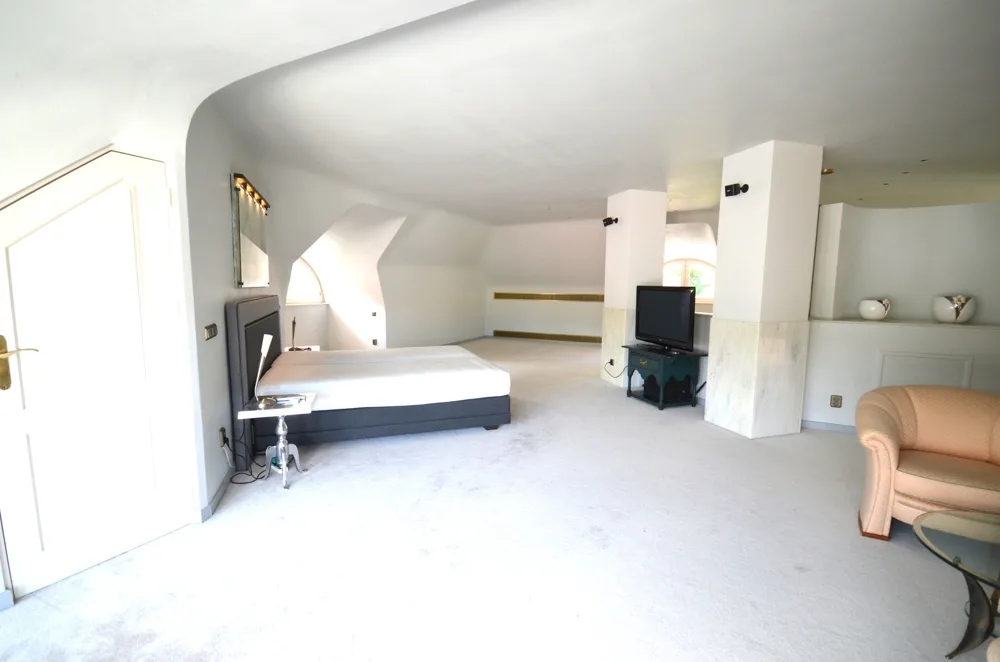 Schlafzimmer mit Balkon und Ankleide
