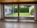 Wohnzimmer mit Ausblick in den Garten - Familienfreundlicher Bungalow mit Garage in Mönchengladbach – Venn zu verkaufen