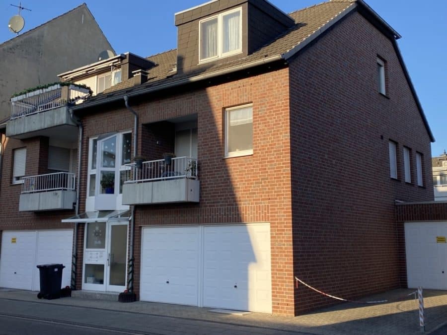 Straßenansicht von rechts - Eine Anlage-Perle im Quartier – Hochw. 2-Zi. Mais.-Whg., Wintergarten, Gäste-WC, Terr. u. Garten
