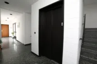 Aufzug mit Treppe