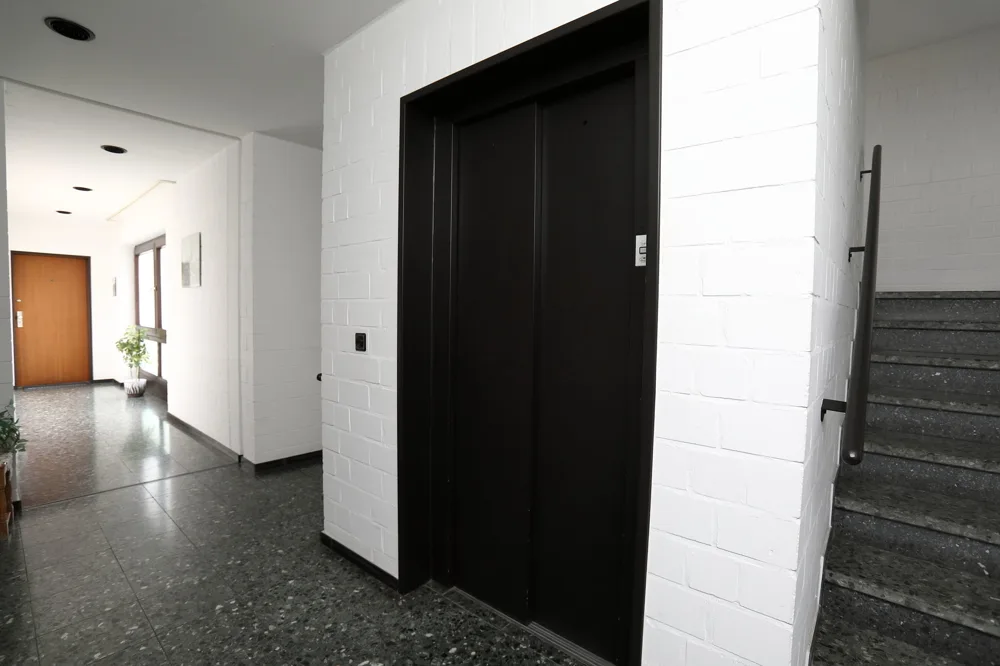 Aufzug mit Treppe