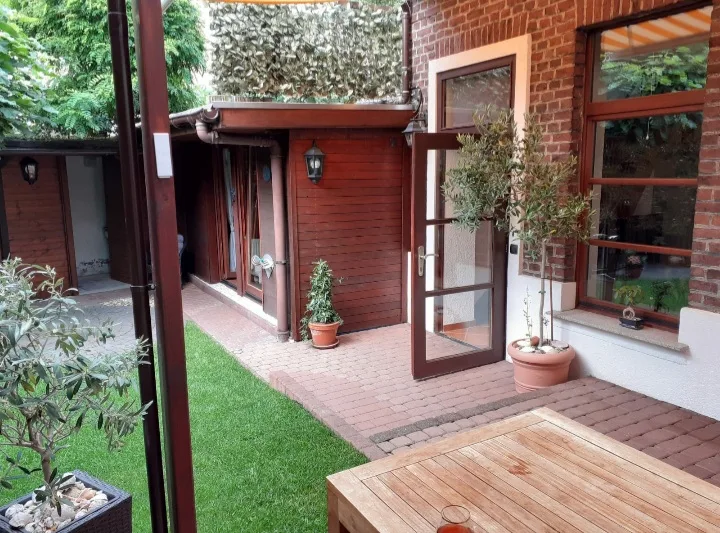 Blick auf das Gartenhaus