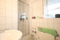 Tageslichtbad ... Bäder der 75 qm Einheiten alle identisch