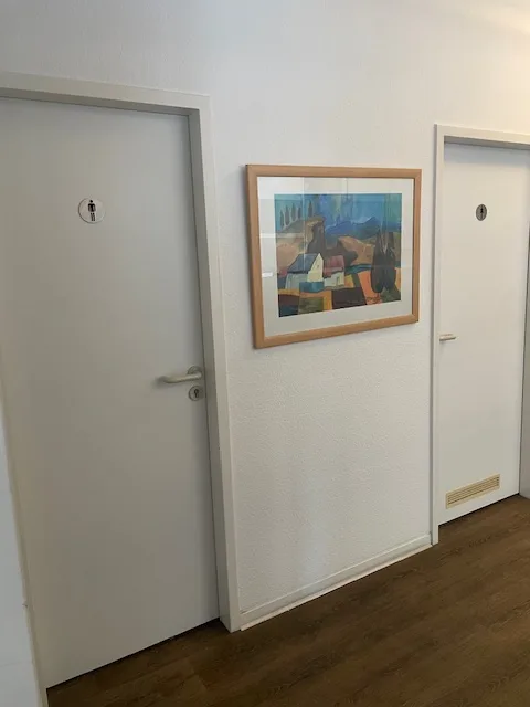 Blick auf Damen- und Herren-WC