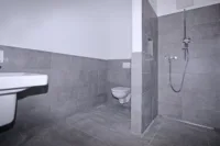 modernes Bad mit bodengleicher Dusche