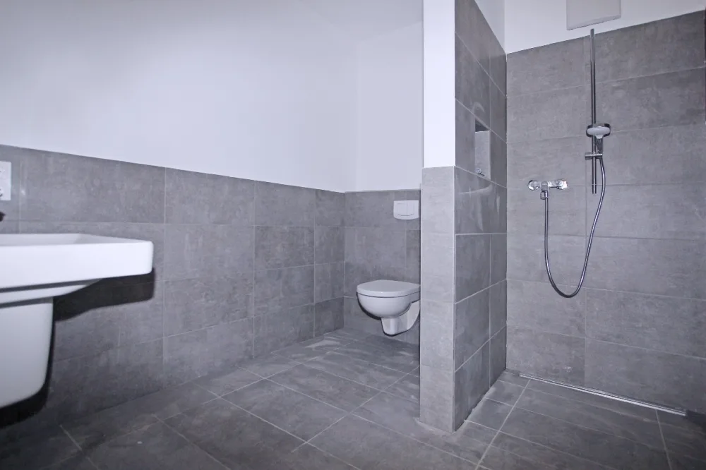 modernes Bad mit bodengleicher Dusche
