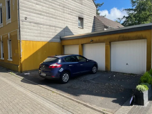 Blick auf die drei Garagen