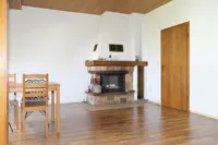 Essbereich mit offenem Kamin
