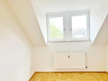 ++SCHNUCKELIGE, RENOVIERTE DACHGESCHOSSWOHNUNG++ 3 Raum, 70 m² Küche, Diele, Bad - Arbeits- oder Kinderzimmer