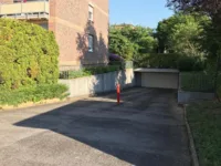 breite Zufahrt zur Tiefgarage