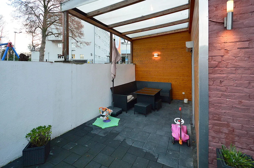 ... zur überdachten Terrasse