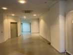 Blick ins Ladenlokal - Schaufenster + Büroräume + zentrale Lage = Besonders attraktive Gewerbefläche zu vermieten