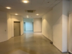 Blick ins Ladenlokal - Schaufenster + Büroräume + zentrale Lage = Besonders attraktive Gewerbefläche zu vermieten