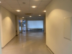 Blick auf den Eingangsbereich - Schaufenster + Büroräume + zentrale Lage = Besonders attraktive Gewerbefläche zu vermieten