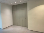 Einbauschränke - Schaufenster + Büroräume + zentrale Lage = Besonders attraktive Gewerbefläche zu vermieten