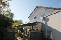 überdachte Terrasse seitlich vom Haus