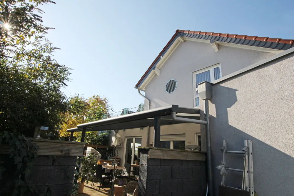 überdachte Terrasse seitlich vom Haus
