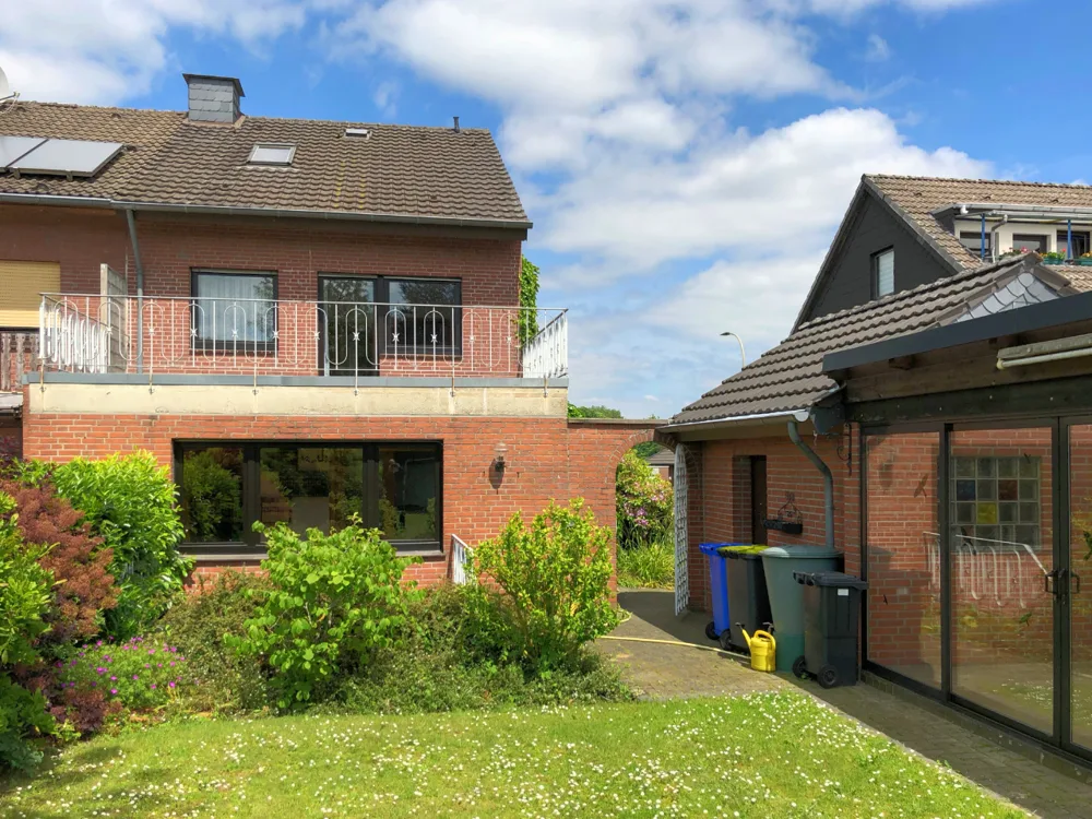 Rückansicht mit Geräteschuppen