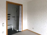 Dusche en suite im Schlafzimmer