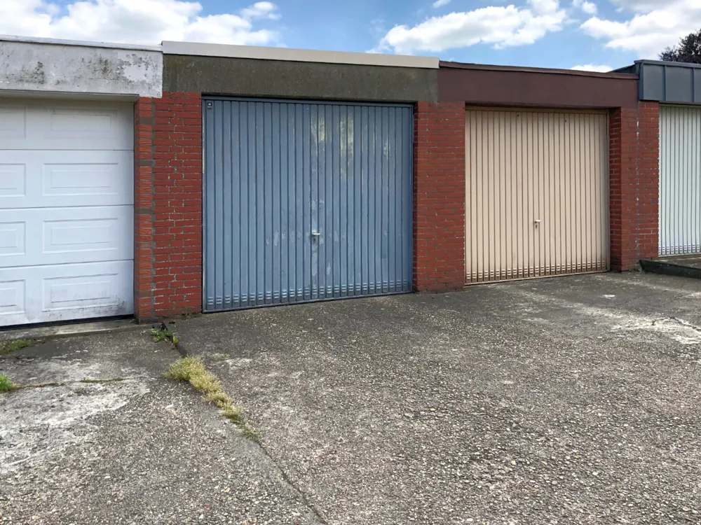 Garage mit Stellplatz