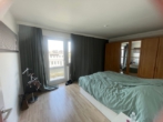 Blick ins Schlafzimmer - 99 m² mit zwei großen Balkonen – mittendrin und hoch über Mönchengladbach