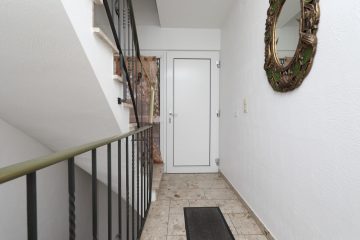 Rundum-Sorglos-Immobilie, 2-Fam-Haus Achtung Förderdarlehen möglich! Monatliche Rate nur 1.300,78€ - Hausflur