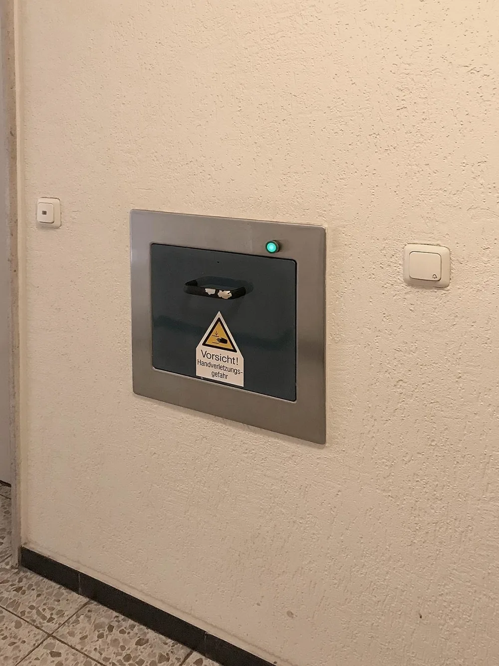 Bequem: Müllschlucker im Treppenhaus