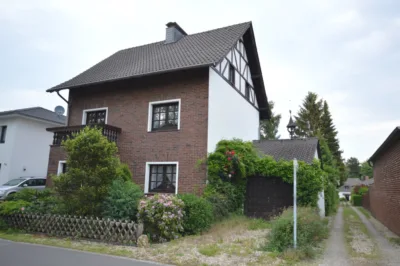 Freistehendes Landhaus mit großer Dachgeschoss-Maisonette-Einliegerwohnung und Gartenwäldchen, 47804 Krefeld / Benrad, Zweifamilienhaus