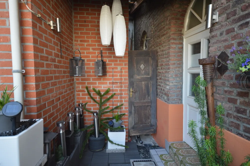 Hof und Eingangsbereich