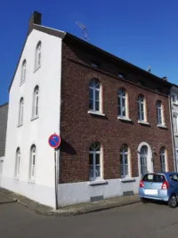 Hausfront und Giebelseite