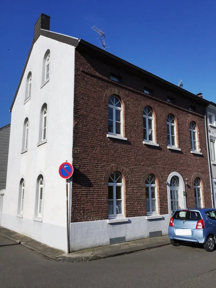 Hausfront und Giebelseite