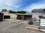 Blick auf die Außensstellplätze - 84 m² große Erdgeschosswohnung mit großer Sonnenterrasse und modernem Duschbad