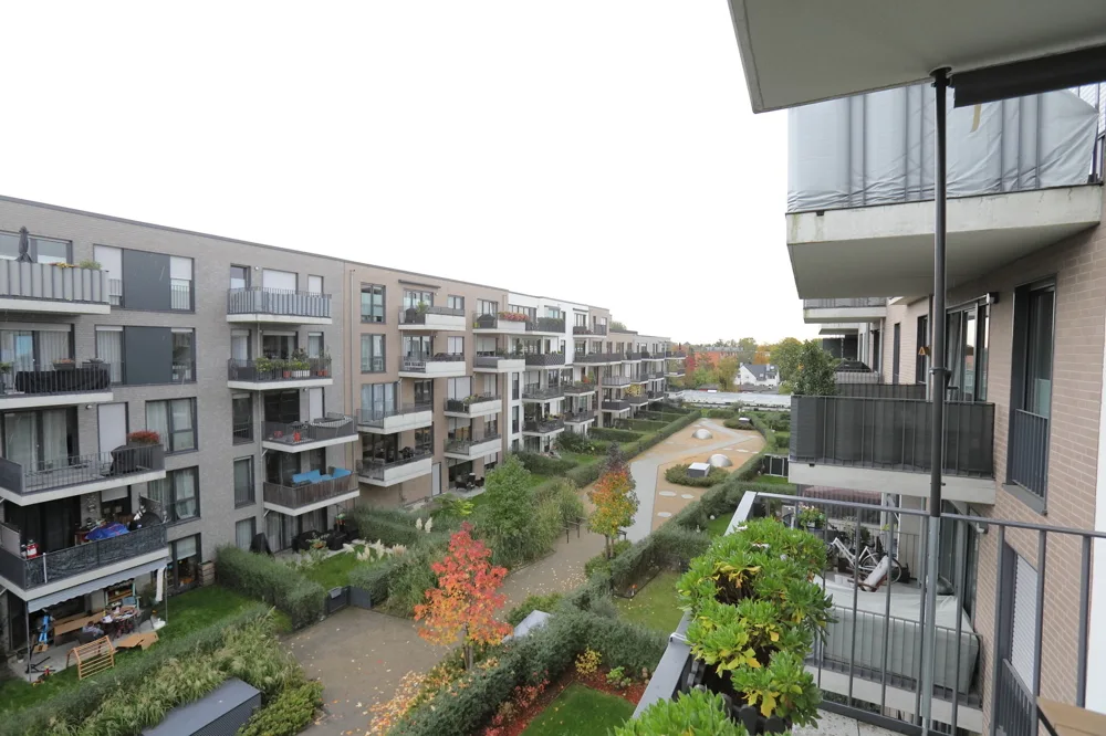 Terrasse mit Blick zum begrünten Innenhof