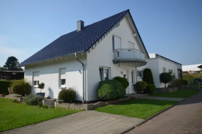 Betriebsleiterhaus mit separaten Büroräumen, Werkswohnung, Halle und Büro-/Lagerräume, 52531 Übach-Palenberg / Palenberg, Einfamilienhaus